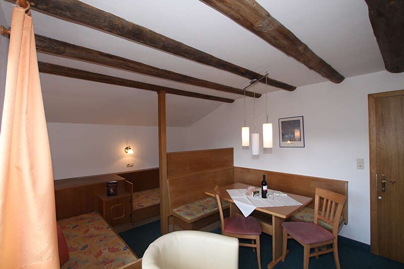 Haus Vögele Appartement 4 mit Wohnzimmer und Einzelbetten in Serfaus