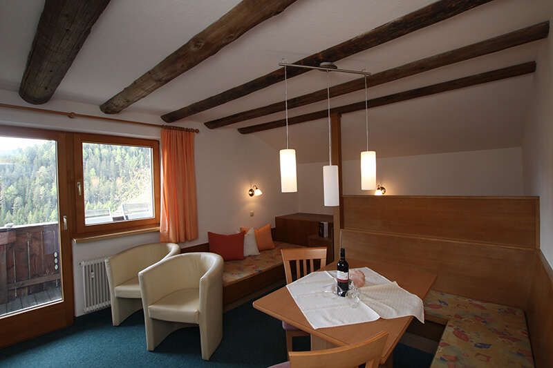 Haus Vögele Appartement 4 mit Wohnzimmer und Einzelbett in Serfaus