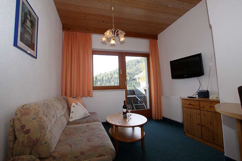 Haus Vögele Appartement 2 mit Wohnzimmer und TV in Serfaus